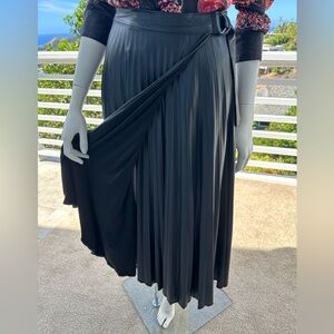 Elegant Black Leather Pleated skirt